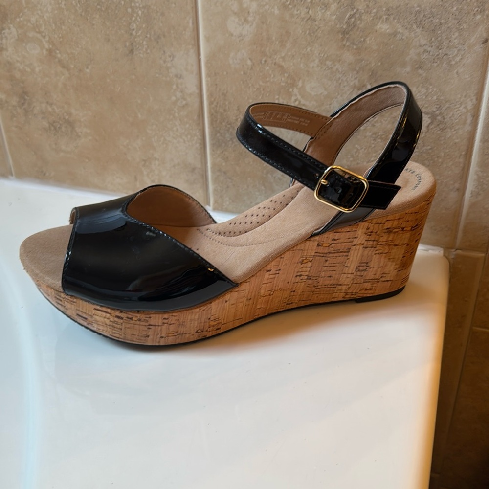 Never been worn platform , a littler too high for someone always on their feet .